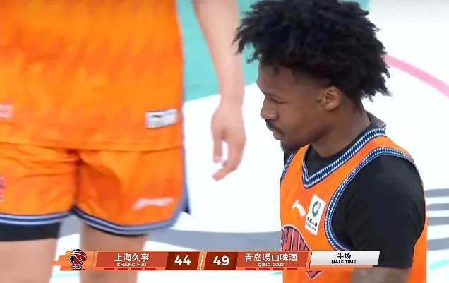 CBA常规赛:张镇麟8分&段昂君7分,青岛半场49-44领先上海